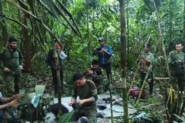 Encontraron con vida a cuatro niños que hace 40 días estaban perdidos en una selva de Colombia