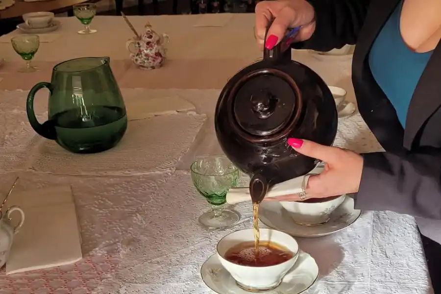 CÓMO SERVIR. Una buena alternativa para el sabor del té son las teteras de porcelana como esta.