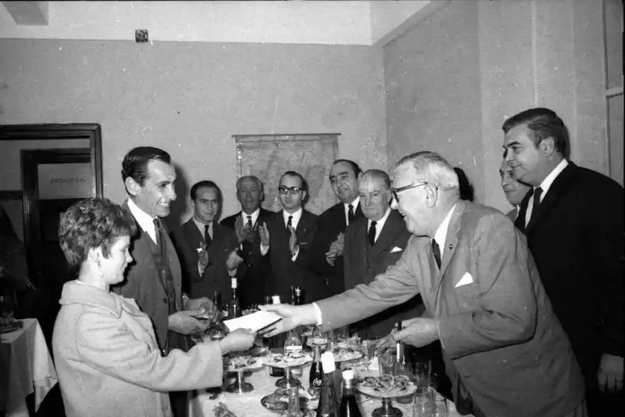 PREMIO. Enrique García Hamilton felicita a Gramajo y a su esposa.