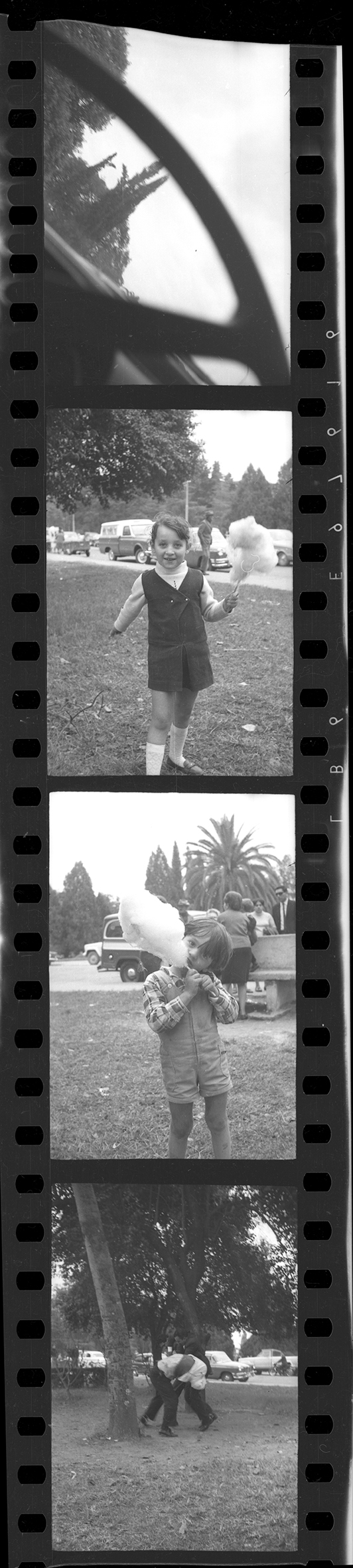 REGISTRO DE FOTOS. Los cuatro primeros fotogramas que captó Gerardo Gramajo (aficionado a la fotografía hasta esa fecha). De la serenidad y la inocencia de los niños que juegan en el parque a la tragedia, en un instante.