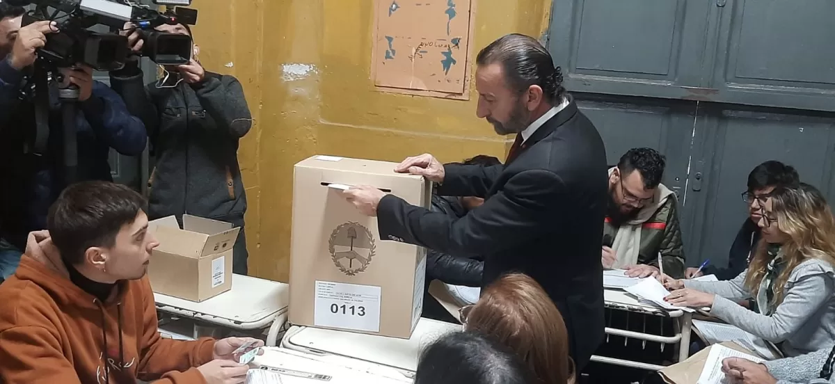 ESCUELA MITRE. El candidato a concejal emitie su voto a las 8.30 en Barrio Norte.