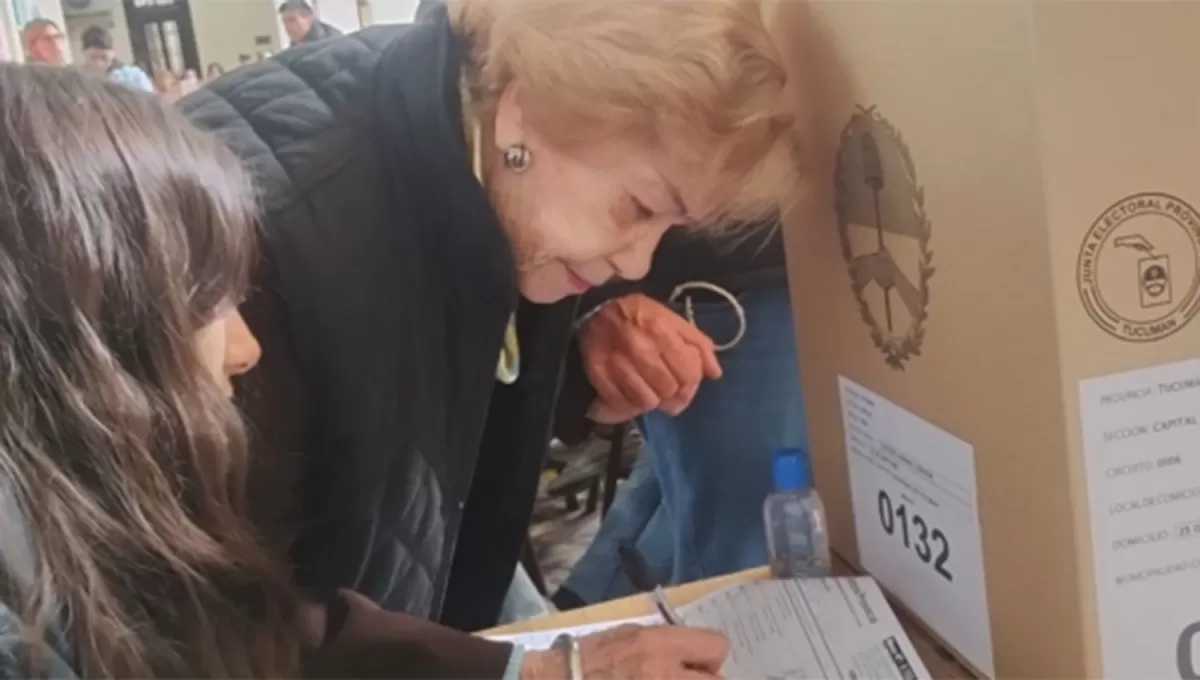 ELEGIR. Pese a que estaba eximida de votar, Rosa Aída Carrezani no dejó pasar la posibilidad de asistir a las urnas.