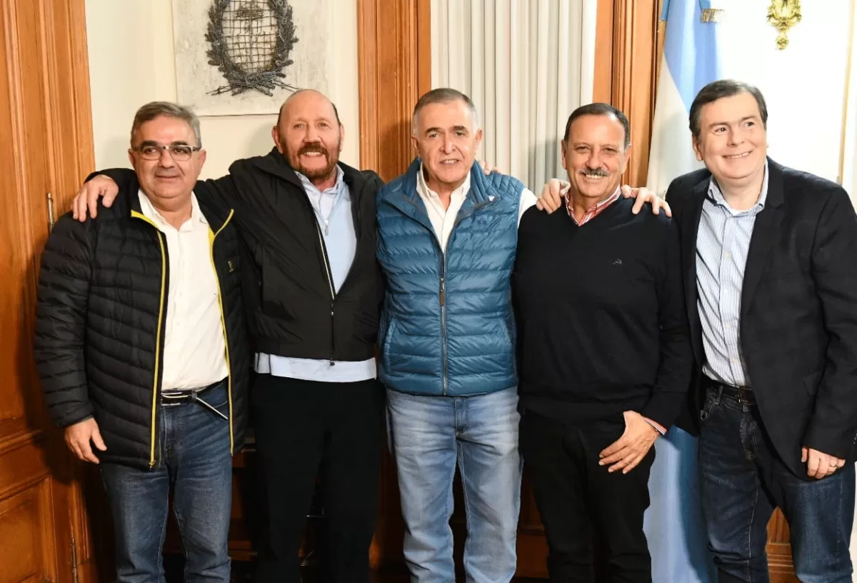 Con gobernadores de la región, Jaldo sigue el escrutinio provisorio en la Casa de Gobierno