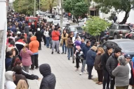 Elecciones en Tucumán: podrán votar después de las 18 quienes estén en las filas dentro y fuera de las escuelas