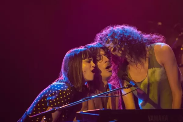 Fito, Menem, el 2001... ¿cómo están operando las series en la construcción de sentido?