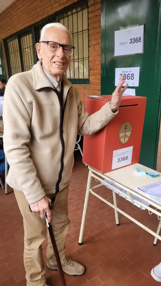 Aldo Américo Ghiglino, votando. 