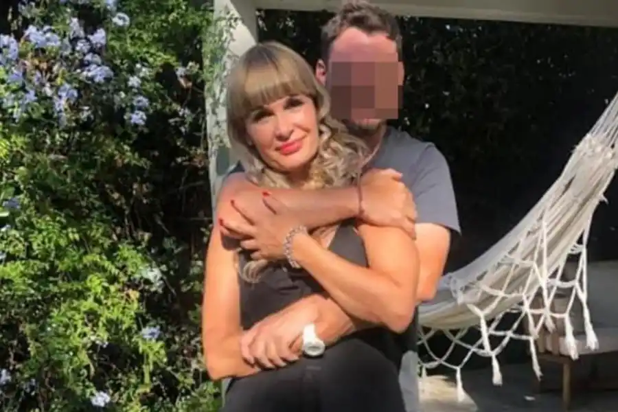 La azafata acusada de amenaza de bomba continúa detenida