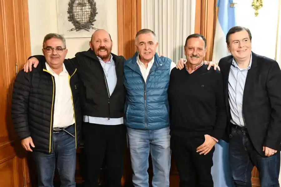 Con gobernadores de la región, Jaldo sigue el escrutinio provisorio en la Casa de Gobierno
