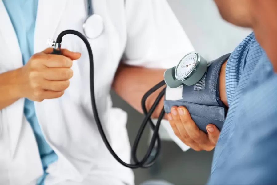 Los especialistas recomiendan tomarse la presión arterial una vez al mes. (GlobalStock)