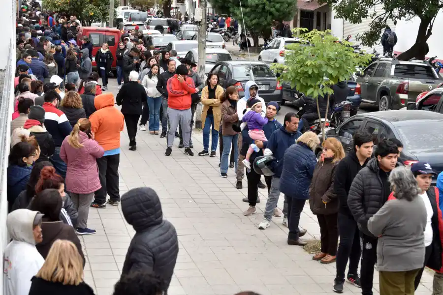 Pasadas las 10, había escuelas que todavía no abrían sus puertas en la Capital