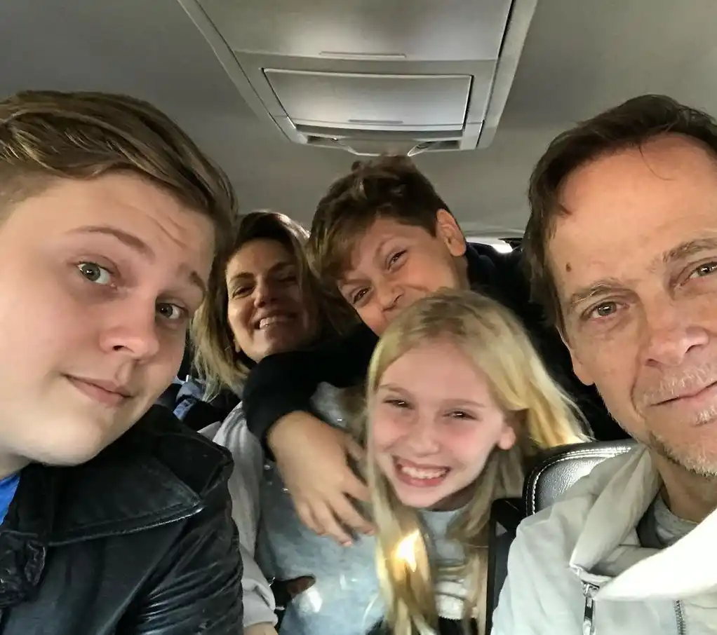 Luca junto a Matías Martín, Natalia Graciano y sus dos hermanos