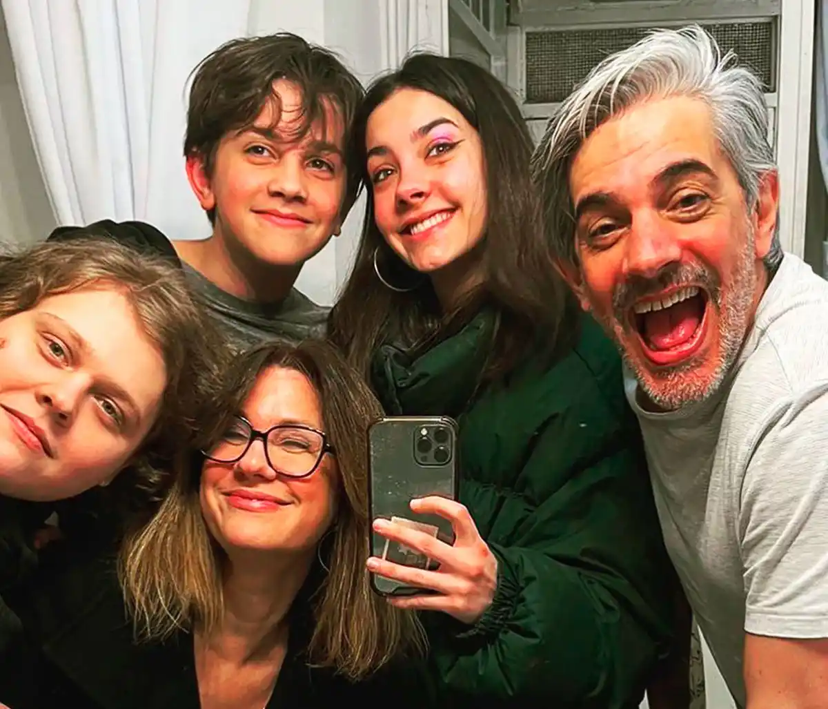 Luca junto a su mamá, Pablo Echarri y sus hermanos