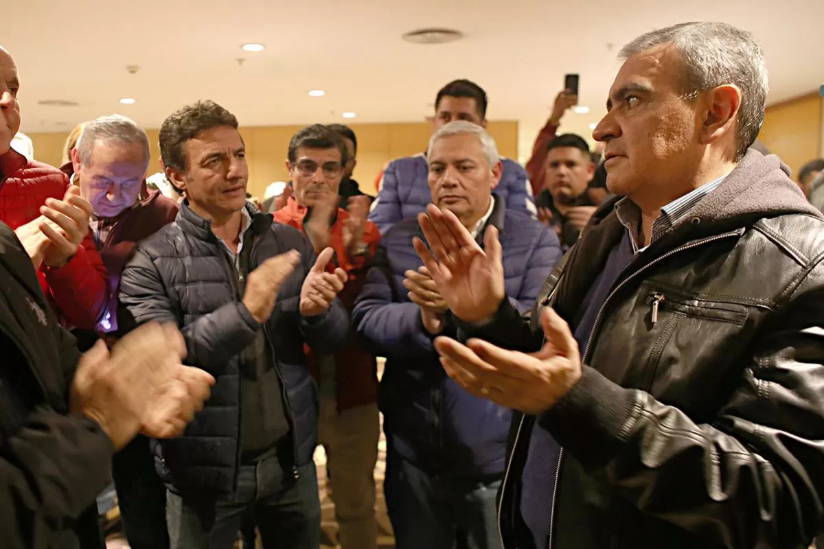 PROTESTA. Los principales candidatos de JxC, Roberto Sánchez y Germán Alfaro, lideran un reclamo en el centro de cómputos de la Junta Electoral.