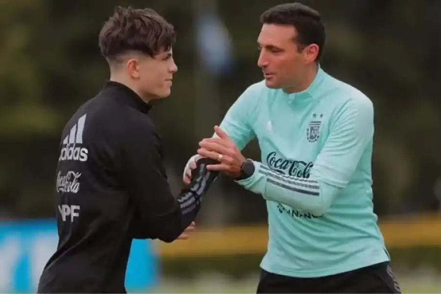 Alejandro Garnacho con Lionel Scaloni en su primera convocatoria a la Selección. (Foto: Instagram @garnacho7)