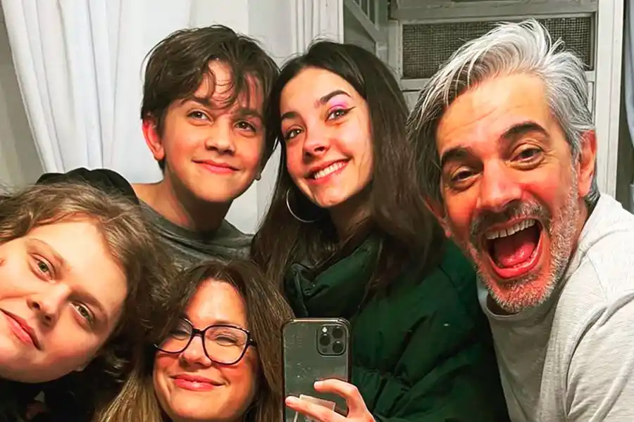 Luca junto a su mamá, Pablo Echarri y sus hermanos