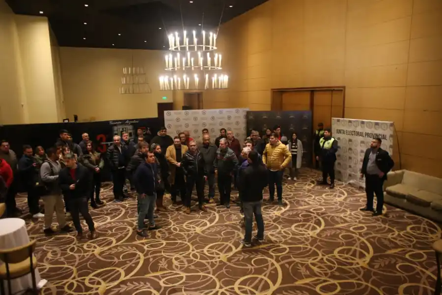 Referentes de Juntos por el Cambio, en el centro de cómputos. LA GACETA / JUAN PABLO SÁNCHEZ NOLI