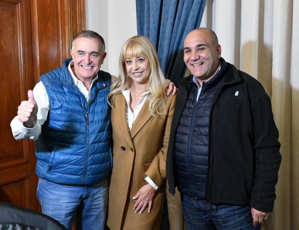 Rossana Chahla, junto con Osvaldo Jaldo y Juan Manzur. FOTO TOMADA DE @RossanaChahla