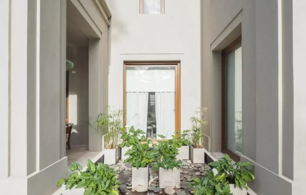 En la casa de Lali Espósito abunda la iluminación natural