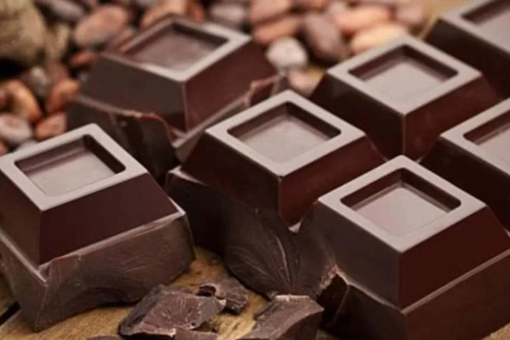 Anmat prohibió dos chocolates con maní y alertó “efectos adversos” 