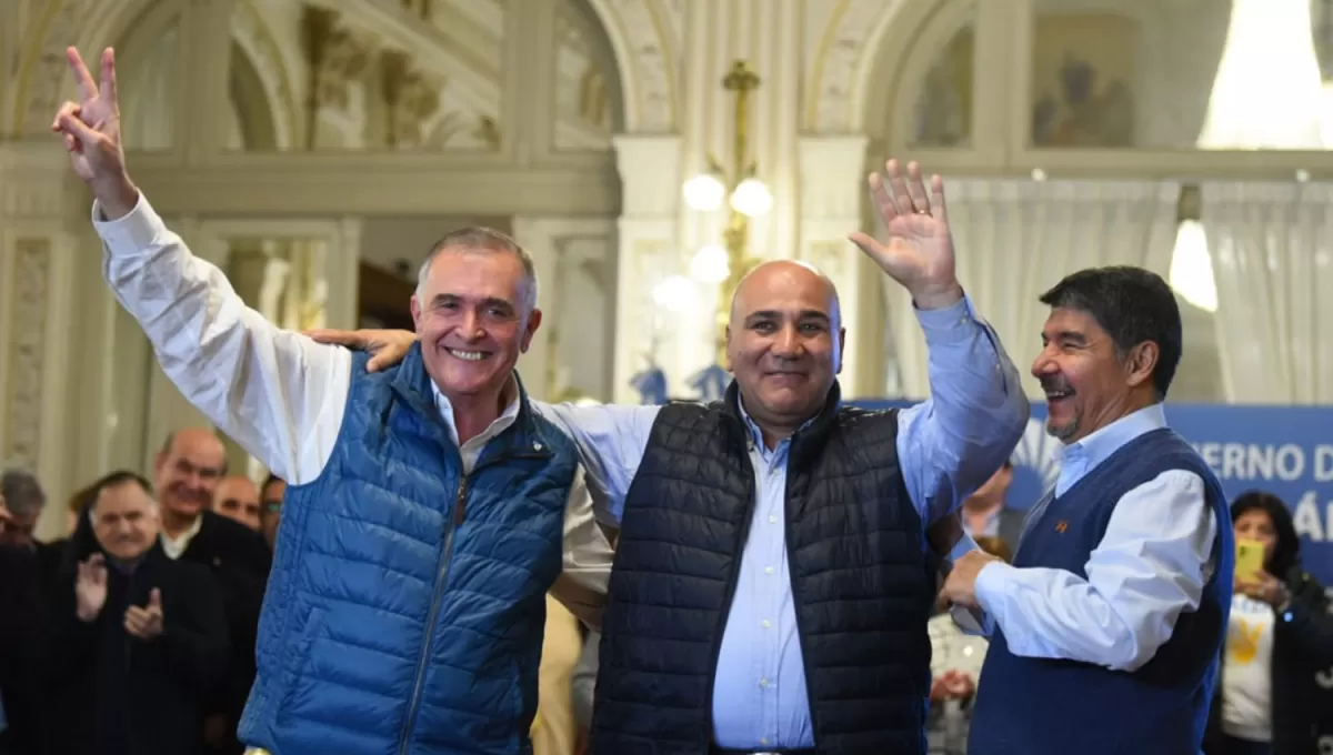 CELEBRACIÓN. Osvaldo Jaldo, Juan Manzur y Miguel Acevedo festejaron en Casa de Gobierno la victoria en las elecciones provinciales..
