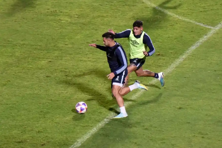 EXIGENTE. Di Franco cuida la pelota ante la marca de Orihuela, en la sesión de ayer el DT dispuso unos minutos de fútbol. 