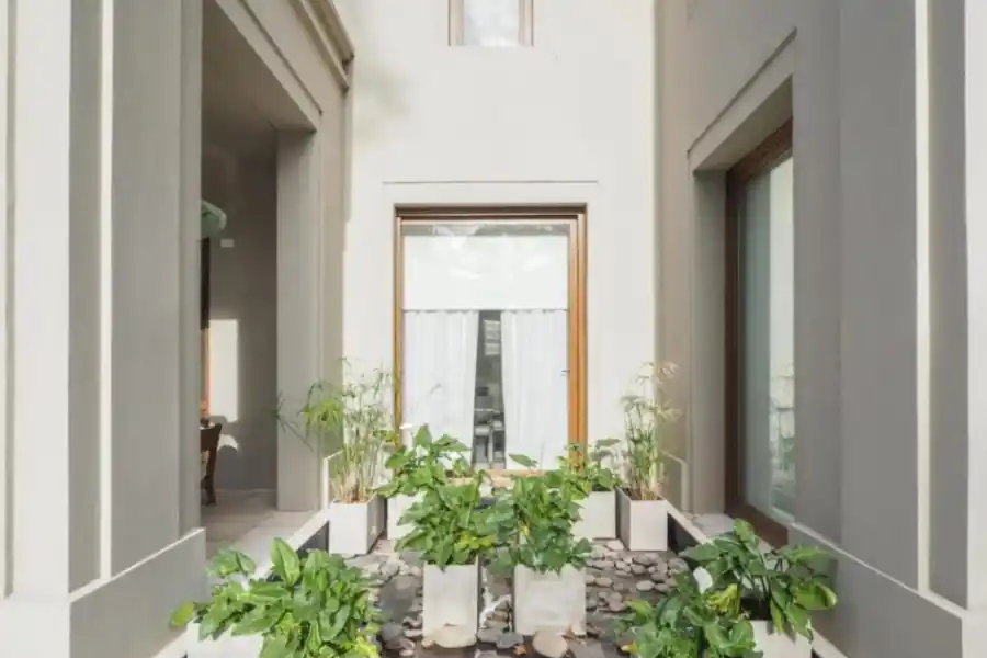 En la casa de Lali Espósito abunda la iluminación natural