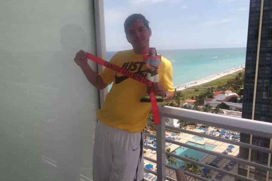 Primeras postales tras su arribo a Miami, con el Gauchito Gil.