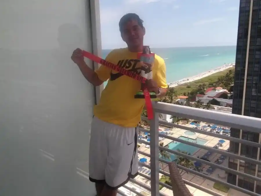 Primeras postales tras su arribo a Miami, con el Gauchito Gil.