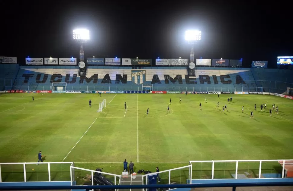 PUESTA A PUNTO. Para que los jugadores empiecen a acostumbrarse a la nueva iluminación, el entrenamiento de anoche se trasladó al estadio Monumental. 