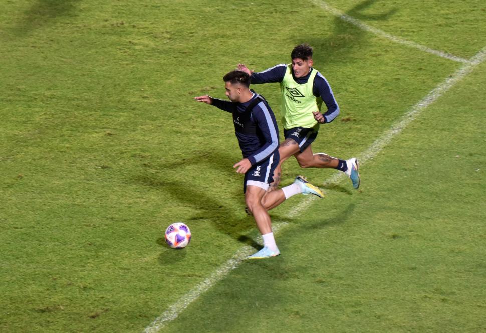 EXIGENTE. Di Franco cuida la pelota ante la marca de Orihuela, en la sesión de ayer el DT dispuso unos minutos de fútbol. 