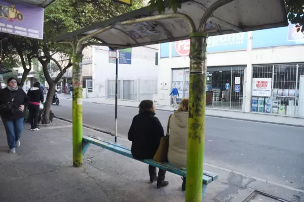 Un conflicto salarial abre la posibilidad de un nuevo paro de colectivos en Tucumán