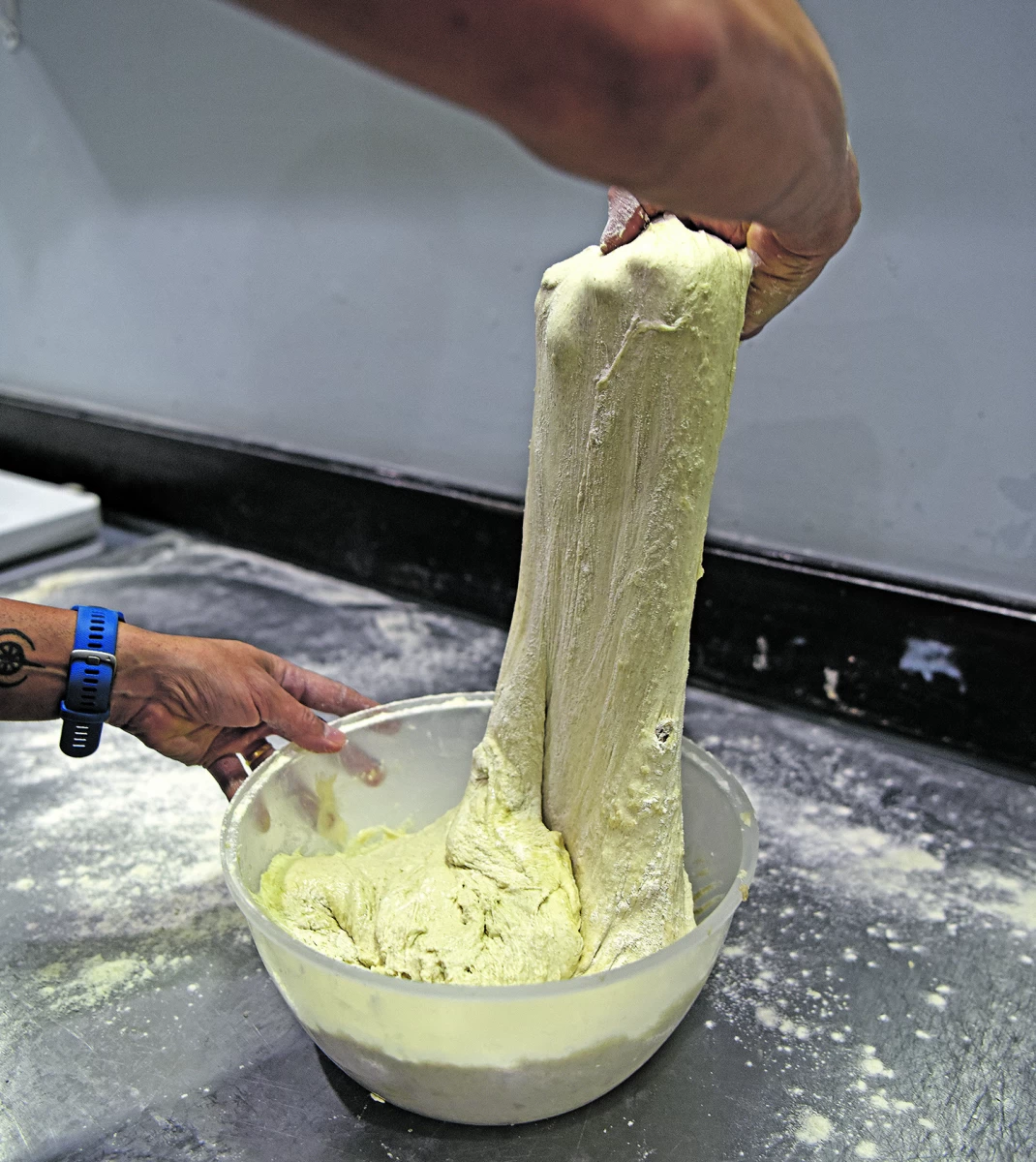 ELABORACIÓN. El pan de masa madre usa como fermento la mezcla de harina y agua, que debe reposar varios días.