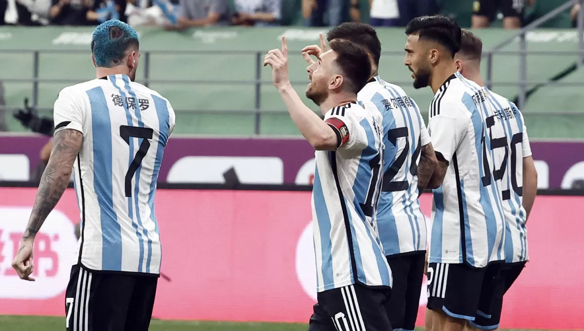 BAJO CONTROL. Lionel Messi lideró al equipo argentino durante la primera etapa de la gira por Asia.