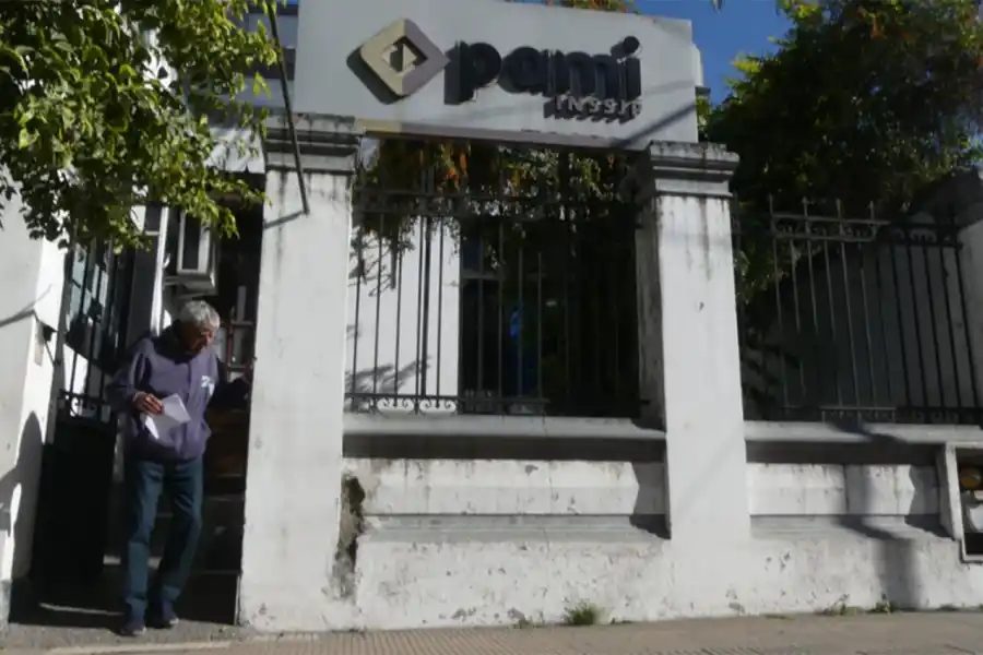 A LA ESPERA. La propietaria del local pidió el desalojo de las oficinas de la obra social.