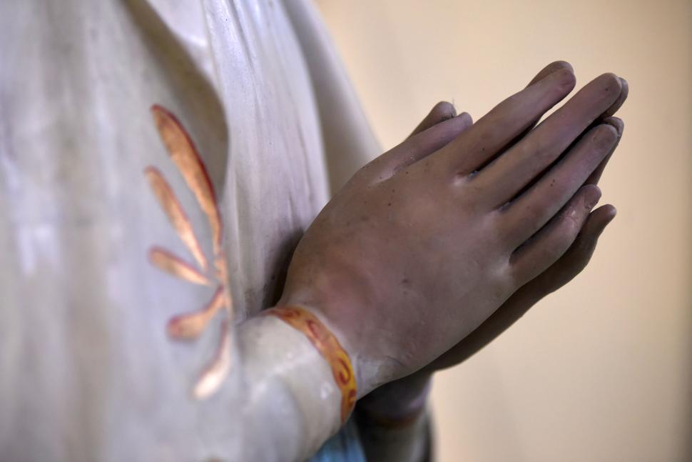 EN DETALLE. La figura de la Virgen después de atravesar un proceso de diagnóstico, limpieza y desinfección. Los colores que presentaba la imagen fueron mantenidos sin ningún retoque que cambiara su manto.