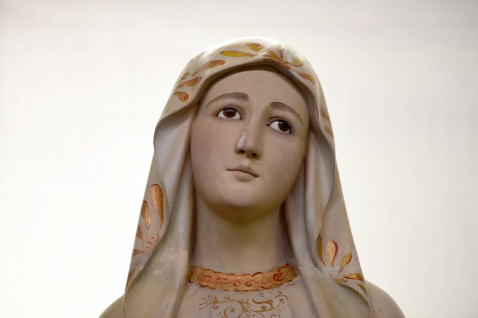 La meticulosa tarea de preservar imágenes religiosas