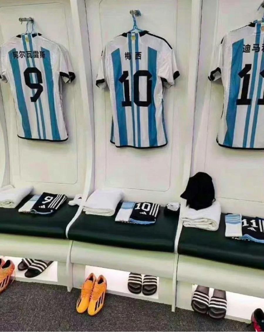 Las camisetas de Messi con la de Julián Álvarez y Di Maria a su lado. (Foto: @FinoYossen)