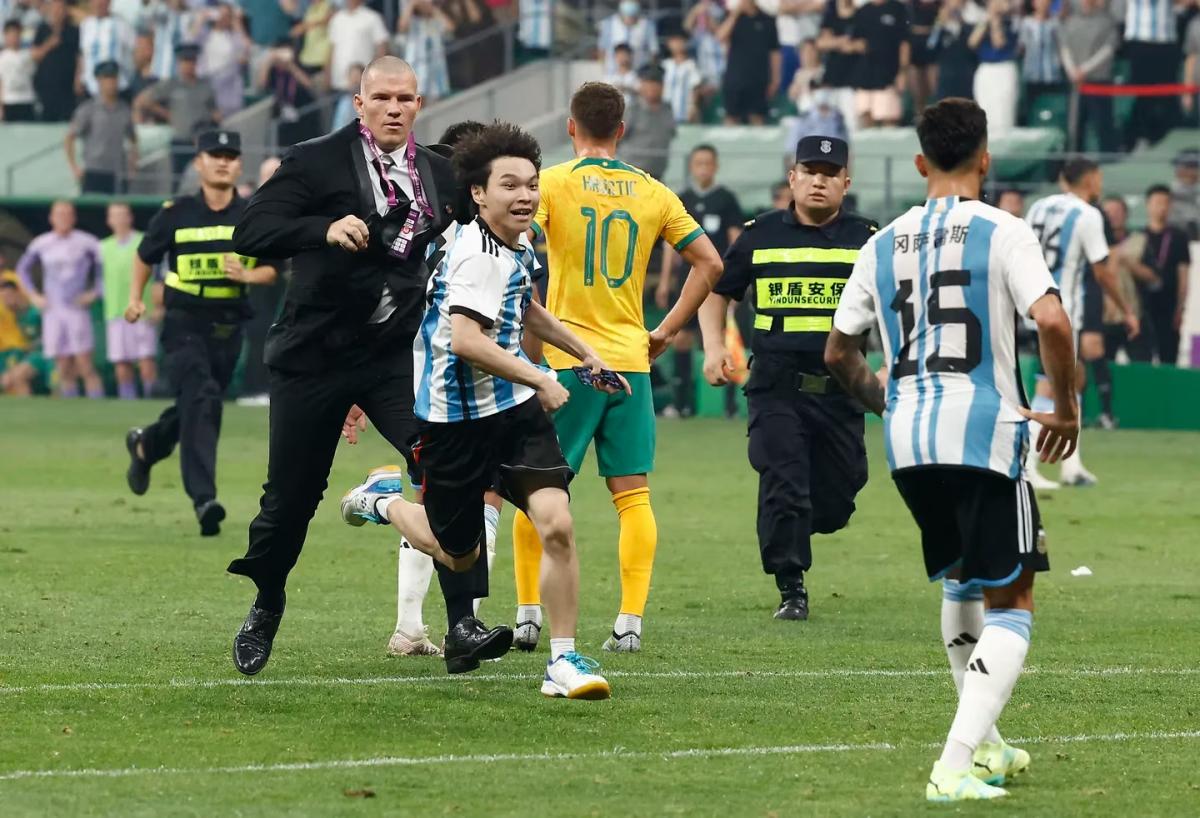 La increíble secuencia del hincha que invadió el campo para saludar a Messi y fue sacado a la fuerza con una sonrisa