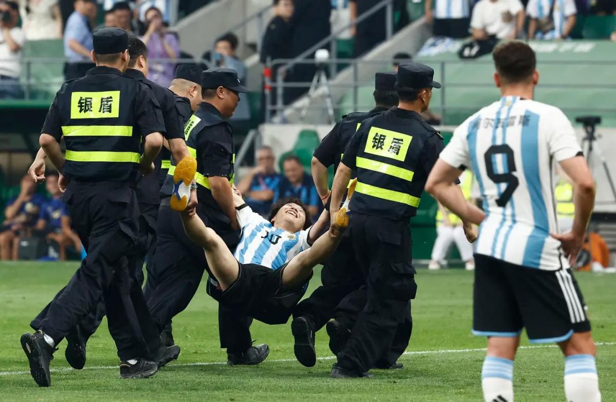 La increíble secuencia del hincha que invadió el campo para saludar a Messi y fue sacado a la fuerza con una sonrisa
