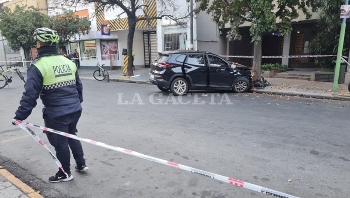 SIN VIDA. El conductor perdió el control de su camioneta y chocó contra un árbol.