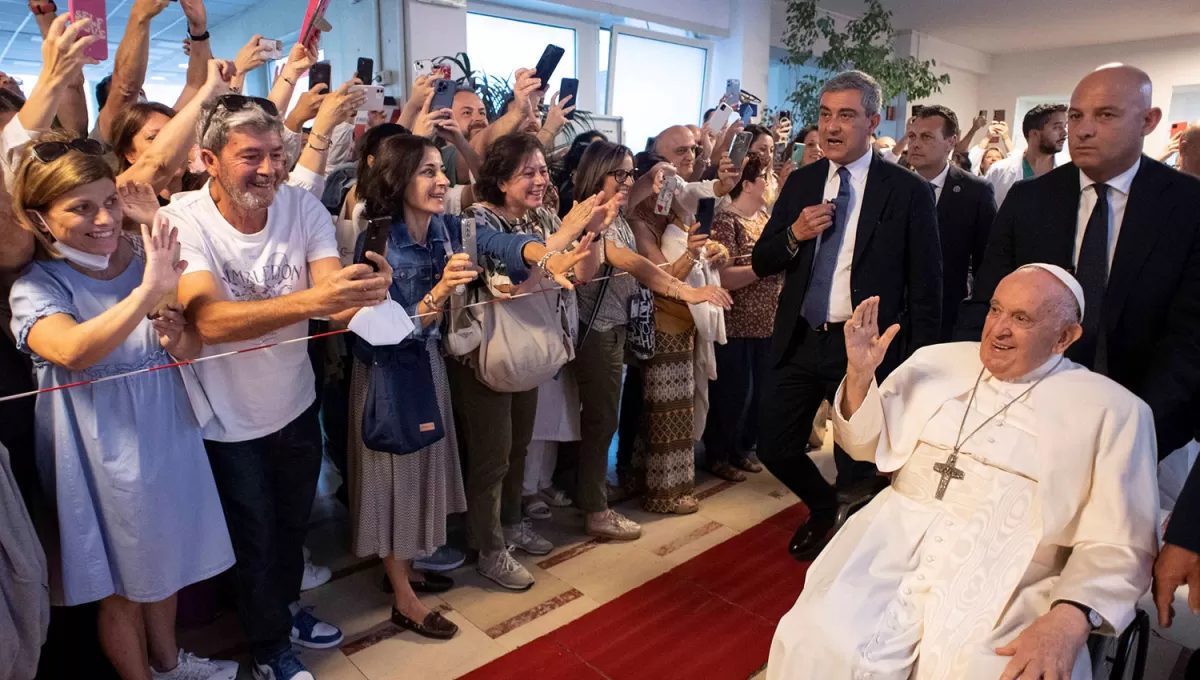 DE BUEN HUMOR. El papa Francisco abandonó el hospital en silla de ruedas y recibiendo el saludo de trabajadores y fieles.
