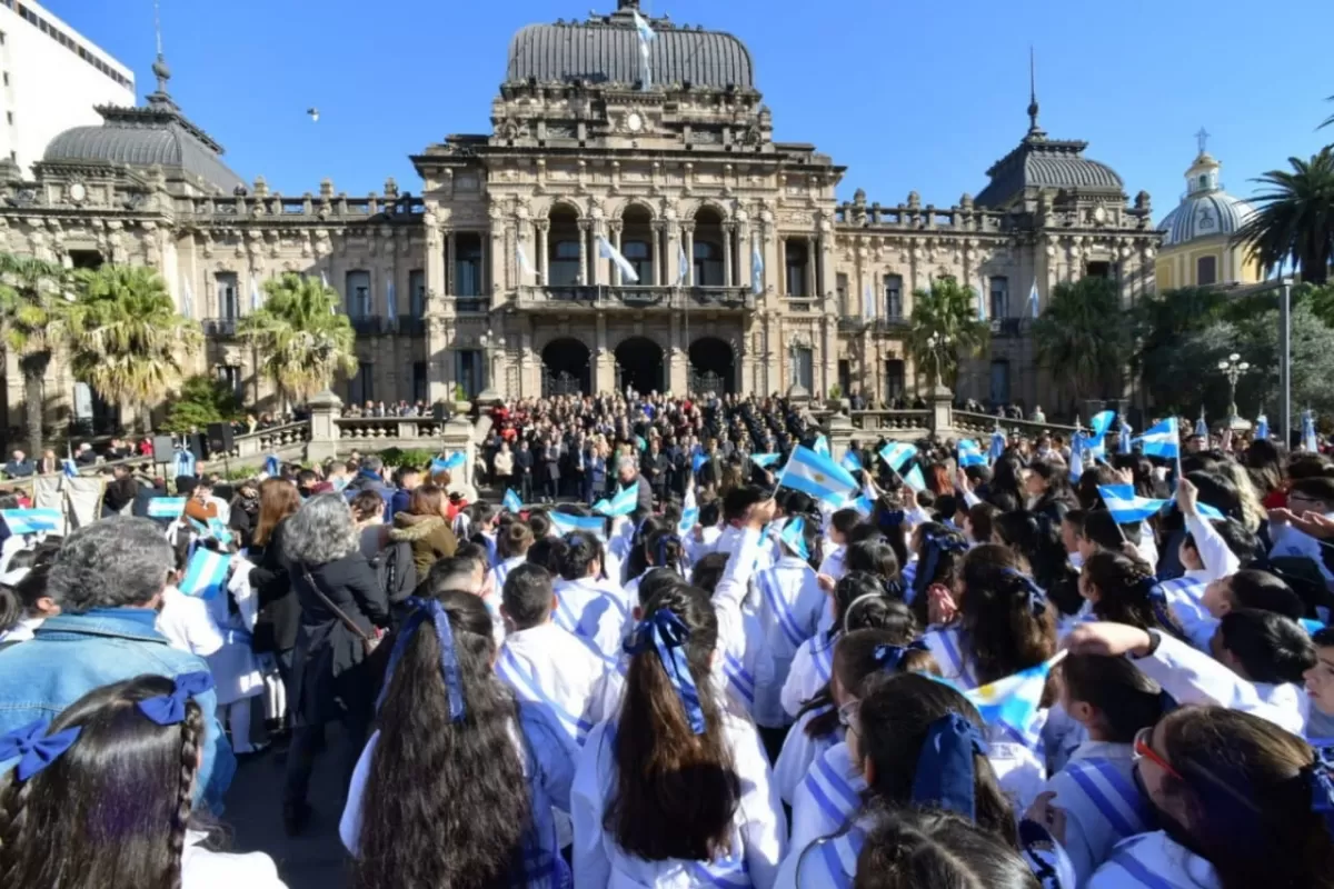 Día de la Bandera: Manzur les tomó la promesa de lealtad a los escolares tucumanos