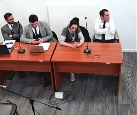 PENSATIVOS. Natalia Liberman y Alfredo Socci siguen atentos el desarrollo de la audiencia. 