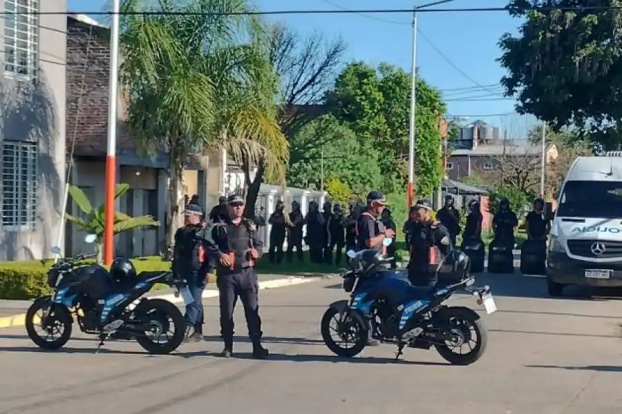 OPERATIVO. Uno de los numerosos allanamientos que se realizaron. asdf asdf