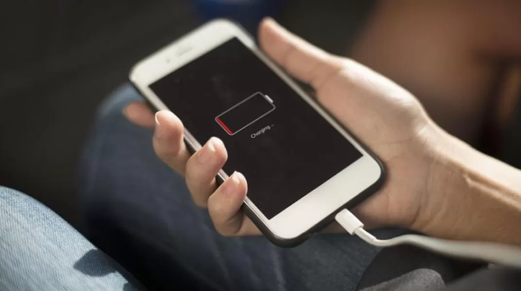 Alerta: una aplicación que todos tenemos daña la batería del celular y debés eliminarla ya