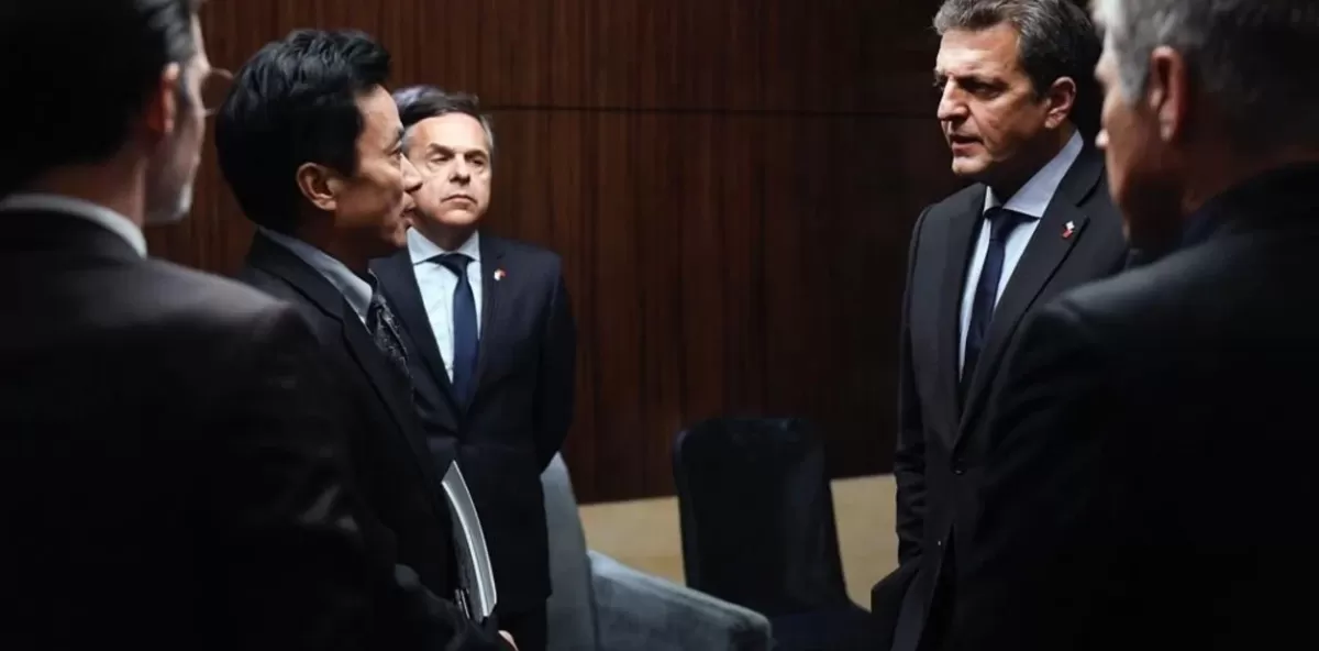 Los ministros Sergio Massa y Diego Giuliano con funcionarios chinos en su viaje a Shanghai y Beijing en mayo