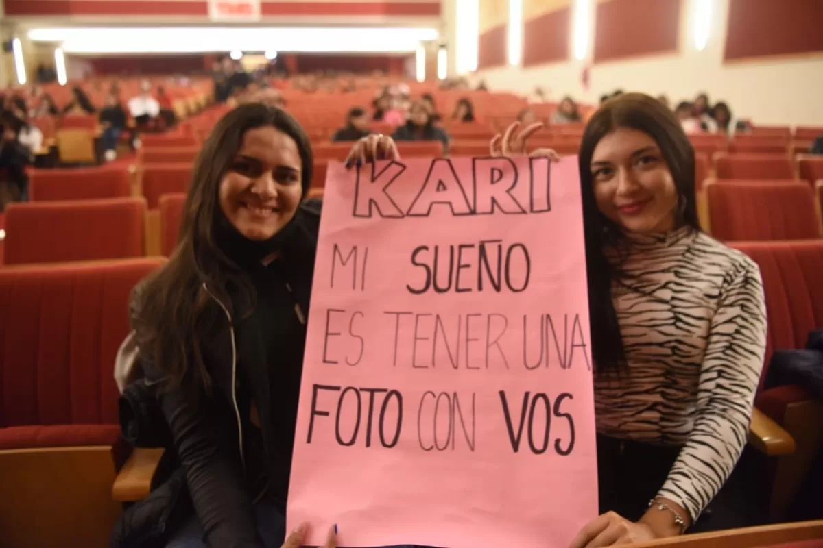 PEDIDO. El cartel de las santiagueñas Sofía Farías y de Gabriela Rojas.