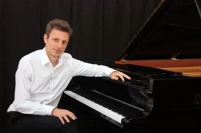 Un particular recorrido por el piano francés con la mano izquierda