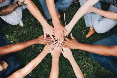 ¿Cuánto tiempo libre le dedican los argentinos a sus amigos?