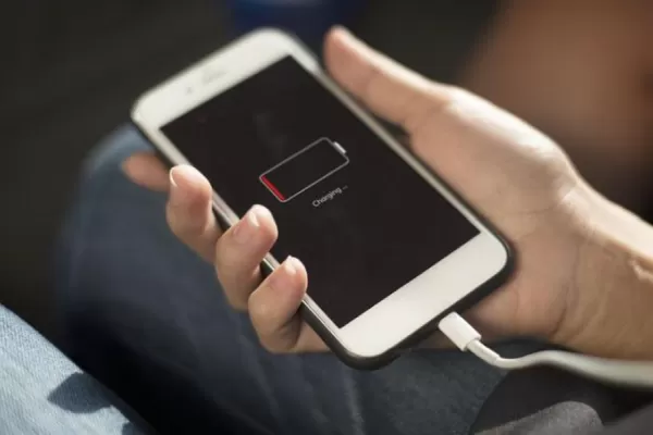Alerta: una aplicación que todos tenemos daña la batería del celular y debés eliminarla ya